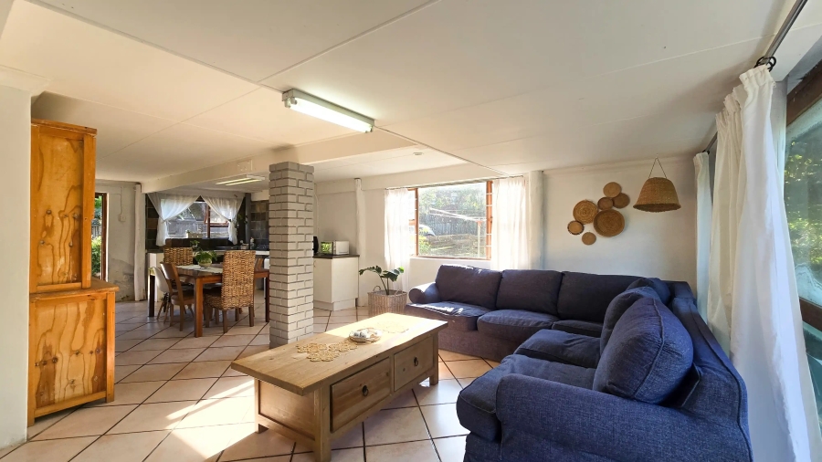 6 Bedroom Property for Sale in Cove Rock Eastern Cape